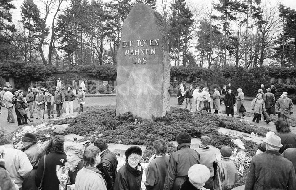 DDR-Fotoarchiv: Berlin / Lichtenberg - PDS-Kundgebung an der Gedenkstätte Friedrichsfelde 16.02.92 Lange Umschlag 1992-64