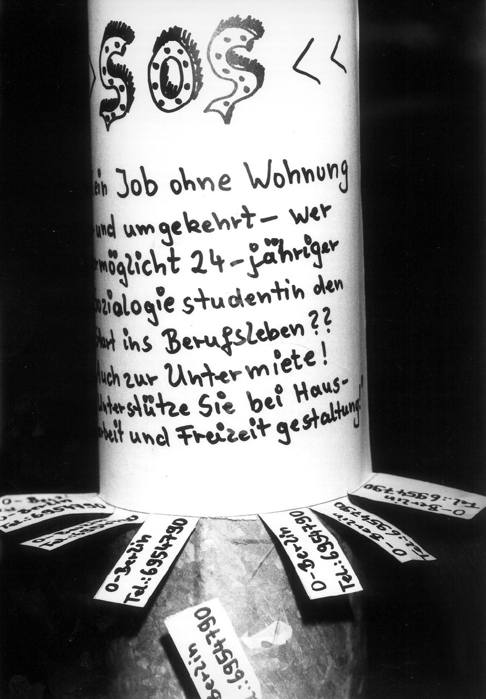 Berlin: Per Inserat an einem Laternenmast im Prenzlauer Berg sucht eine Soziologie-Studentin eine feste Bleibe - ein SOS-Ruf 08