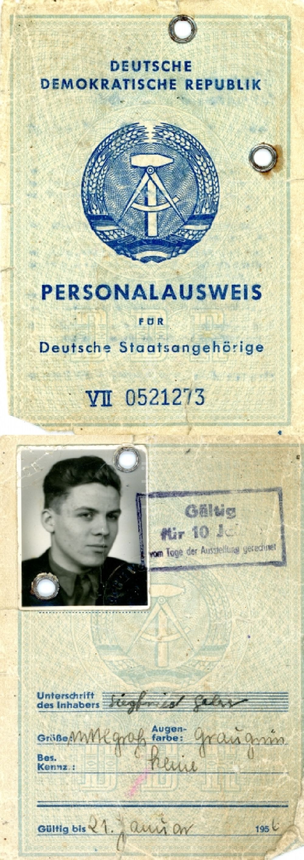 DDR-Fotoarchiv: Halberstadt - Personalausweis für Deutsche Staatsangehörige ausgestellt in Halberstadt im Bundesland Sachsen-Anhalt auf dem Gebiet der ehemaligen DDR, Deutsche Demokratische Republik