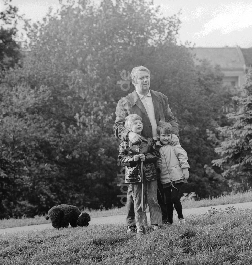 DDR-Bildarchiv: Berlin - Peter Borgelt (1927 - 1994) privat mit zwei seiner Kinder in Berlin
