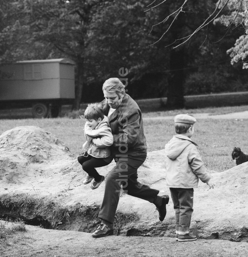 DDR-Fotoarchiv: Berlin - Peter Borgelt (1927 - 1994) privat mit zwei seiner Kinder in Berlin