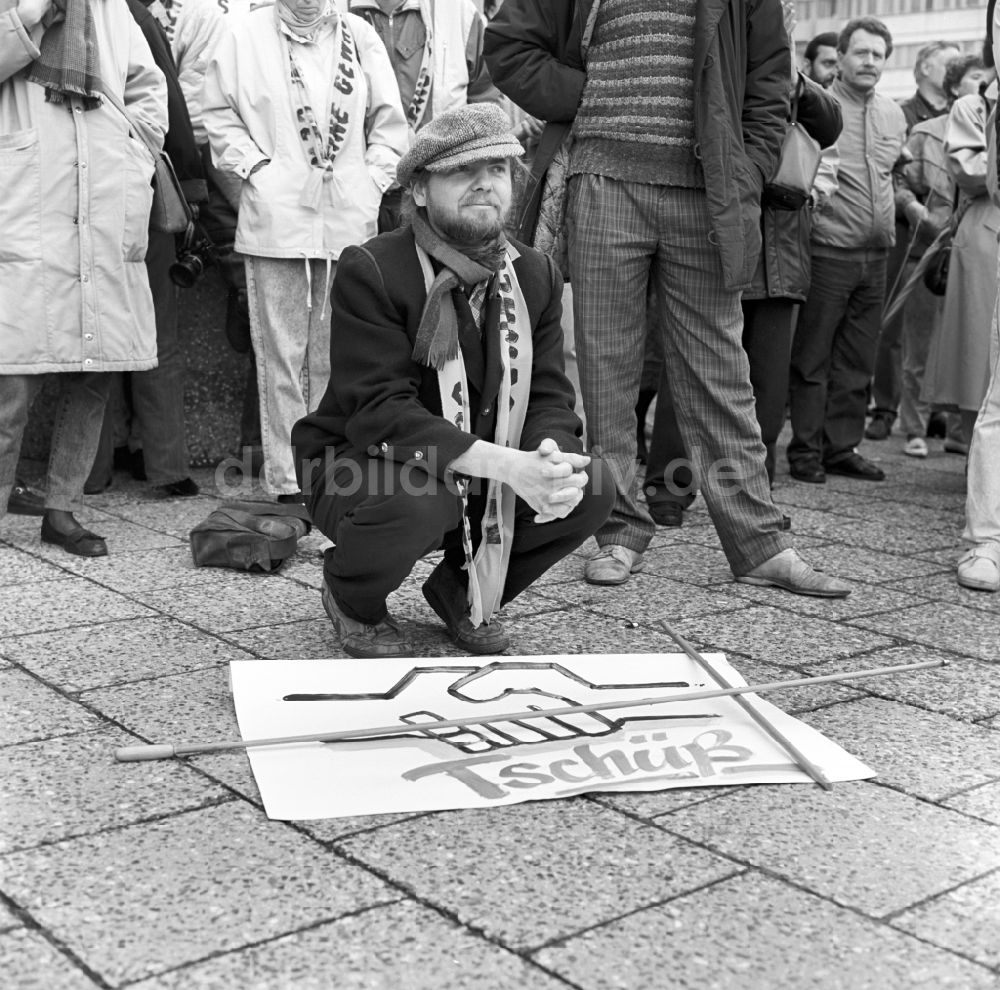 DDR-Bildarchiv: - Peter Waschinsky mit seinem Plakat zur Grossdemonstration am 04.11.1989 in Berlin - Mitte