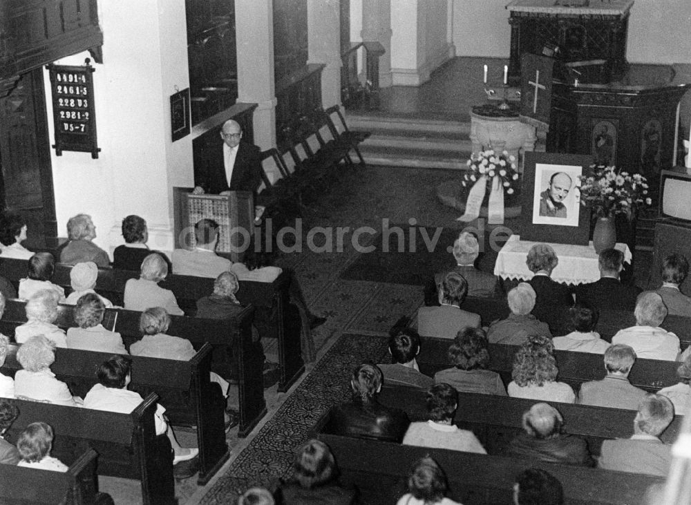 DDR-Bildarchiv: Potsdam - Pfarrer Gottfried Kunzendorf hält eine Gedenkrede für Generalmajor Henning von Treskow in der Bornstedter Kirche in Potsdam in der DDR