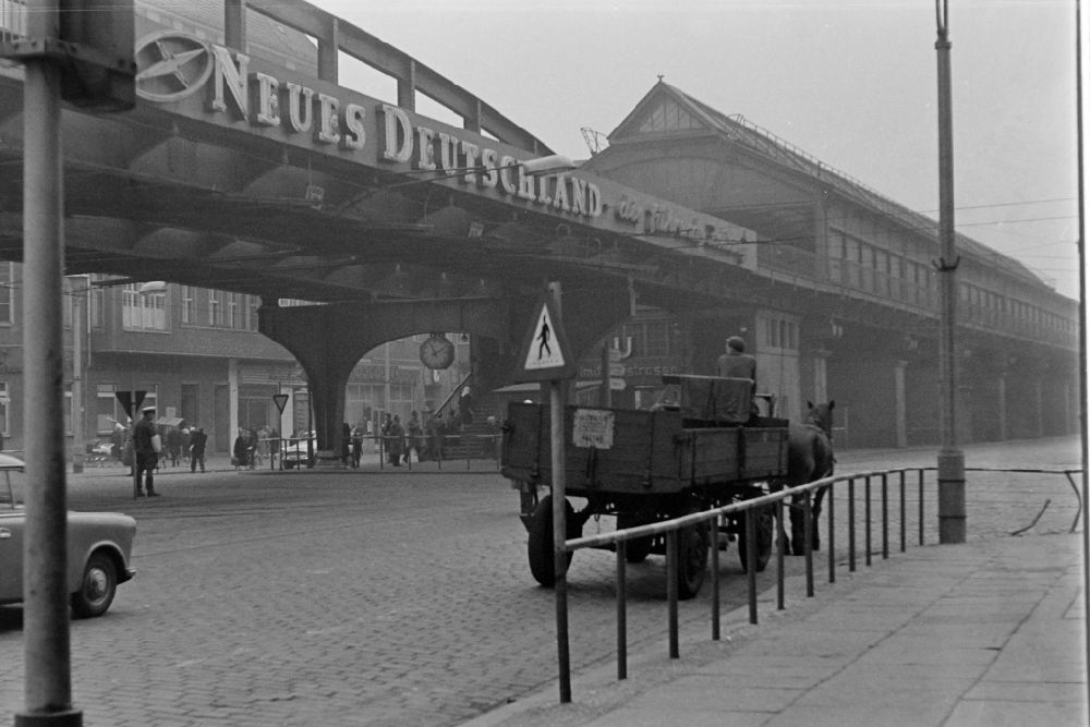 DDR-Bildarchiv: Berlin - Pferdefuhrwerk am Viadukt des U-Bahnhofes Dimitroffstraße im Ortsteil Prenzlauer Berg in Berlin in der DDR