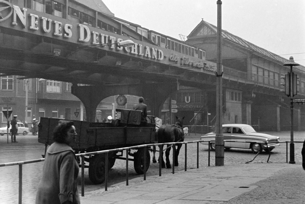 DDR-Fotoarchiv: Berlin - Pferdefuhrwerk am Viadukt des U-Bahnhofes Dimitroffstraße im Ortsteil Prenzlauer Berg in Berlin in der DDR