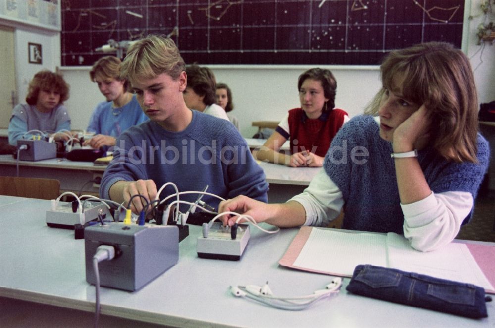 Berlin: Physikunterricht in Berlin, der ehemaligen Hauptstadt der DDR, Deutsche Demokratische Republik