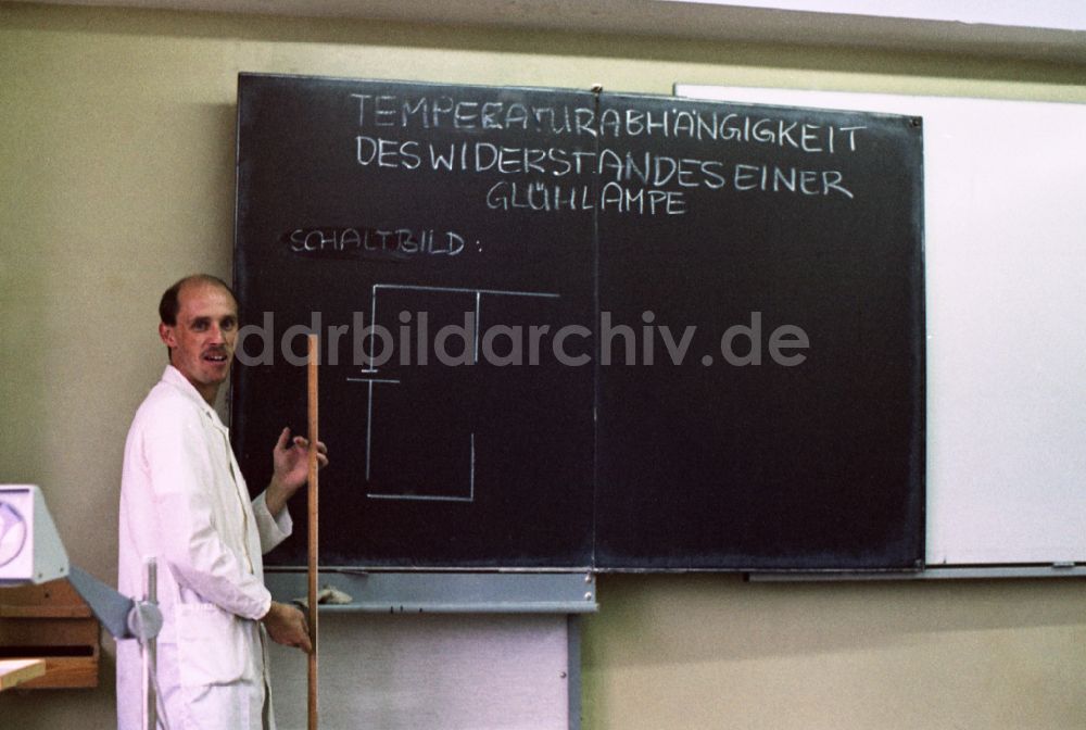 DDR-Fotoarchiv: Berlin - Physikunterricht in Berlin auf dem Gebiet der ehemaligen DDR, Deutsche Demokratische Republik