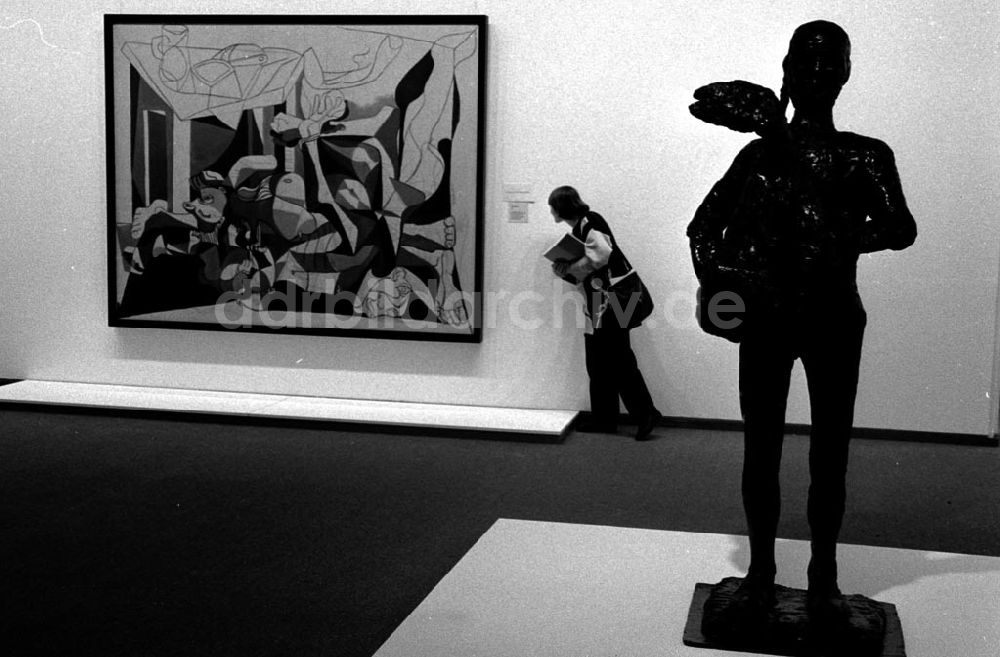 DDR-Bildarchiv: Berlin-Tiergarten - Picasso-Ausstellung in der Neuen Nationalgalerie 03.12.92 Foto: ND/Lange Umschlagnummer: 1227