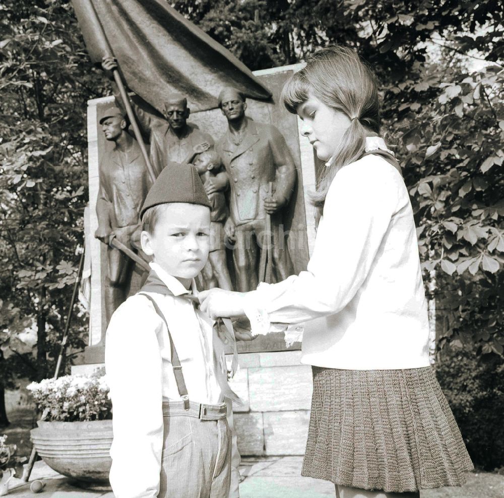 Berlin: Pionier der 1. Klasse erhält feierlich sein Blaues Halstuch von einem Thälmann Pionier überreicht in Berlin, der ehemaligen Hauptstadt der DDR, Deutsche Demokratische Republik