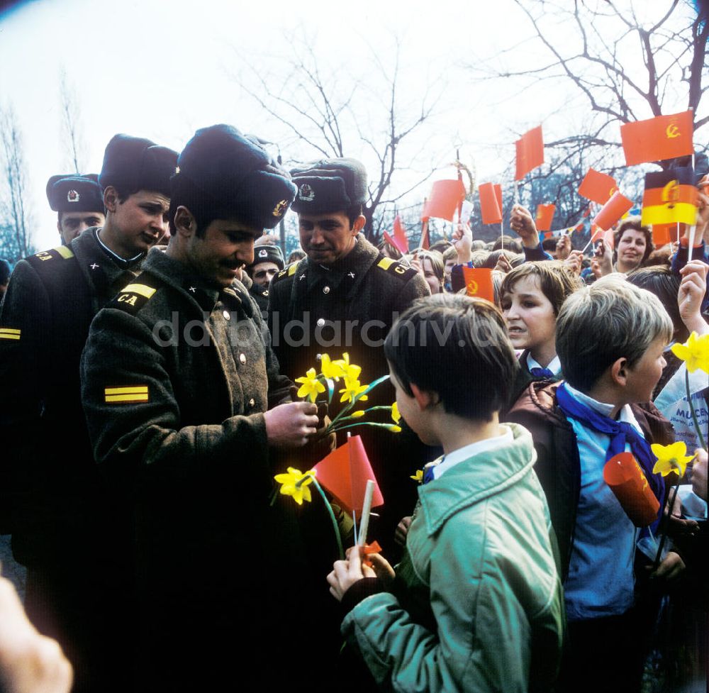 Berlin: Pioniere überreichen Blumen an sowjetische Soldaten zum Tag der