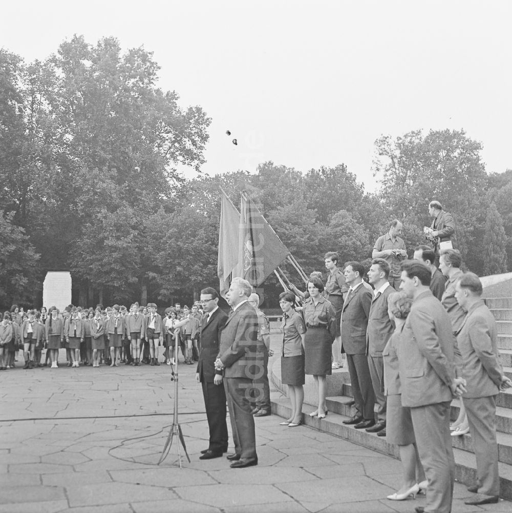 Berlin: Pioniere und FDJler beim Appell vor dem Sowjetischen Ehrenmal Treptow in Berlin, der ehemaligen Hauptstadt der DDR, Deutsche Demokratische Republik