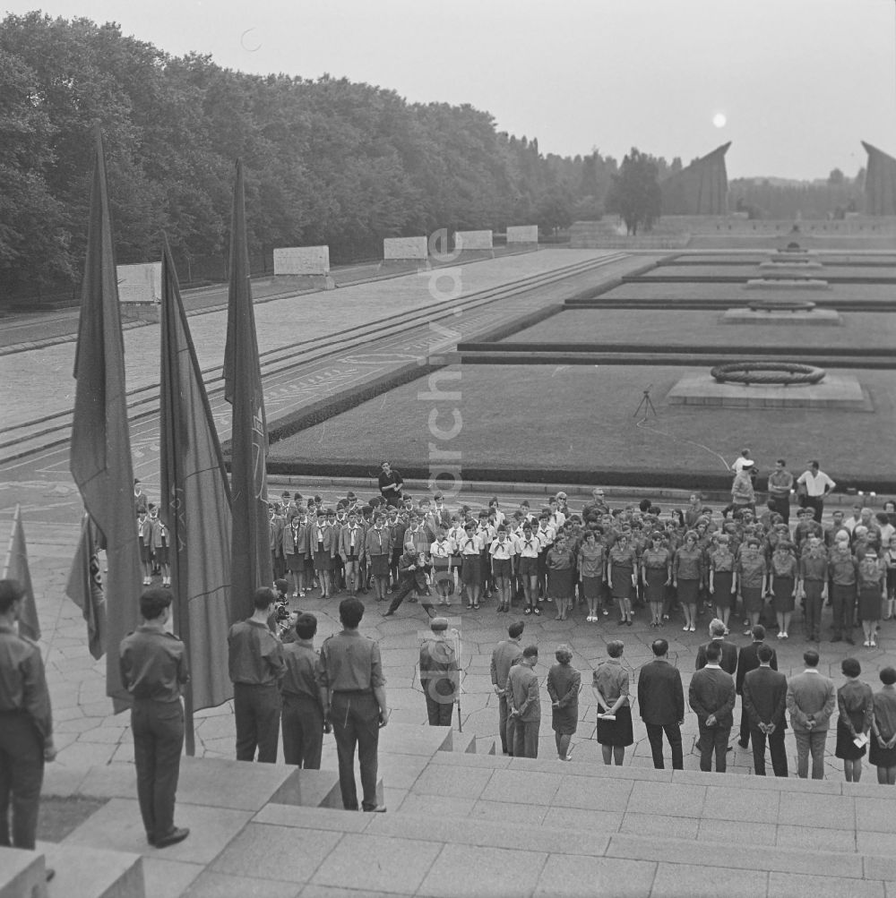 DDR-Bildarchiv: Berlin - Pioniere und FDJler beim Appell vor dem Sowjetischen Ehrenmal Treptow in Berlin, der ehemaligen Hauptstadt der DDR, Deutsche Demokratische Republik