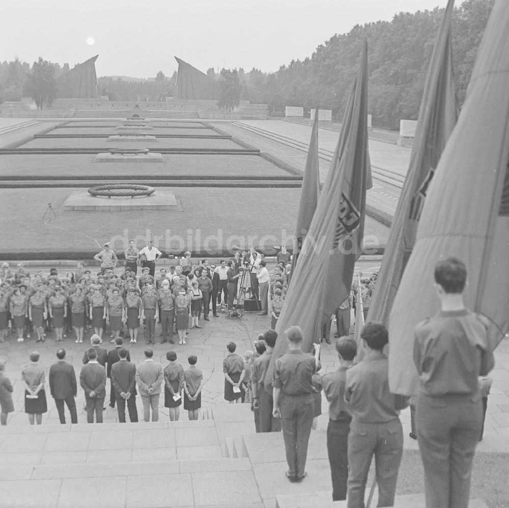 DDR-Fotoarchiv: Berlin - Pioniere und FDJler beim Appell vor dem Sowjetischen Ehrenmal Treptow in Berlin, der ehemaligen Hauptstadt der DDR, Deutsche Demokratische Republik