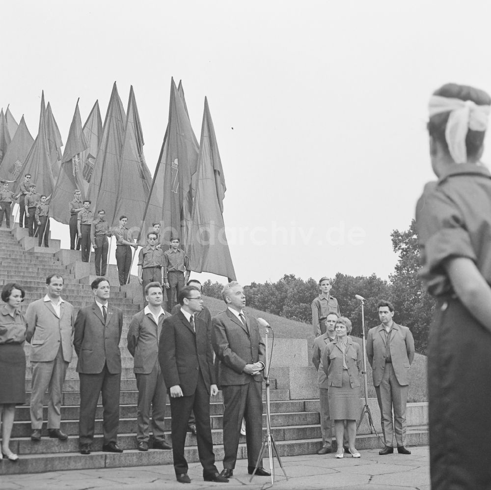 Berlin: Pioniere und FDJler beim Appell vor dem Sowjetischen Ehrenmal Treptow in Berlin, der ehemaligen Hauptstadt der DDR, Deutsche Demokratische Republik