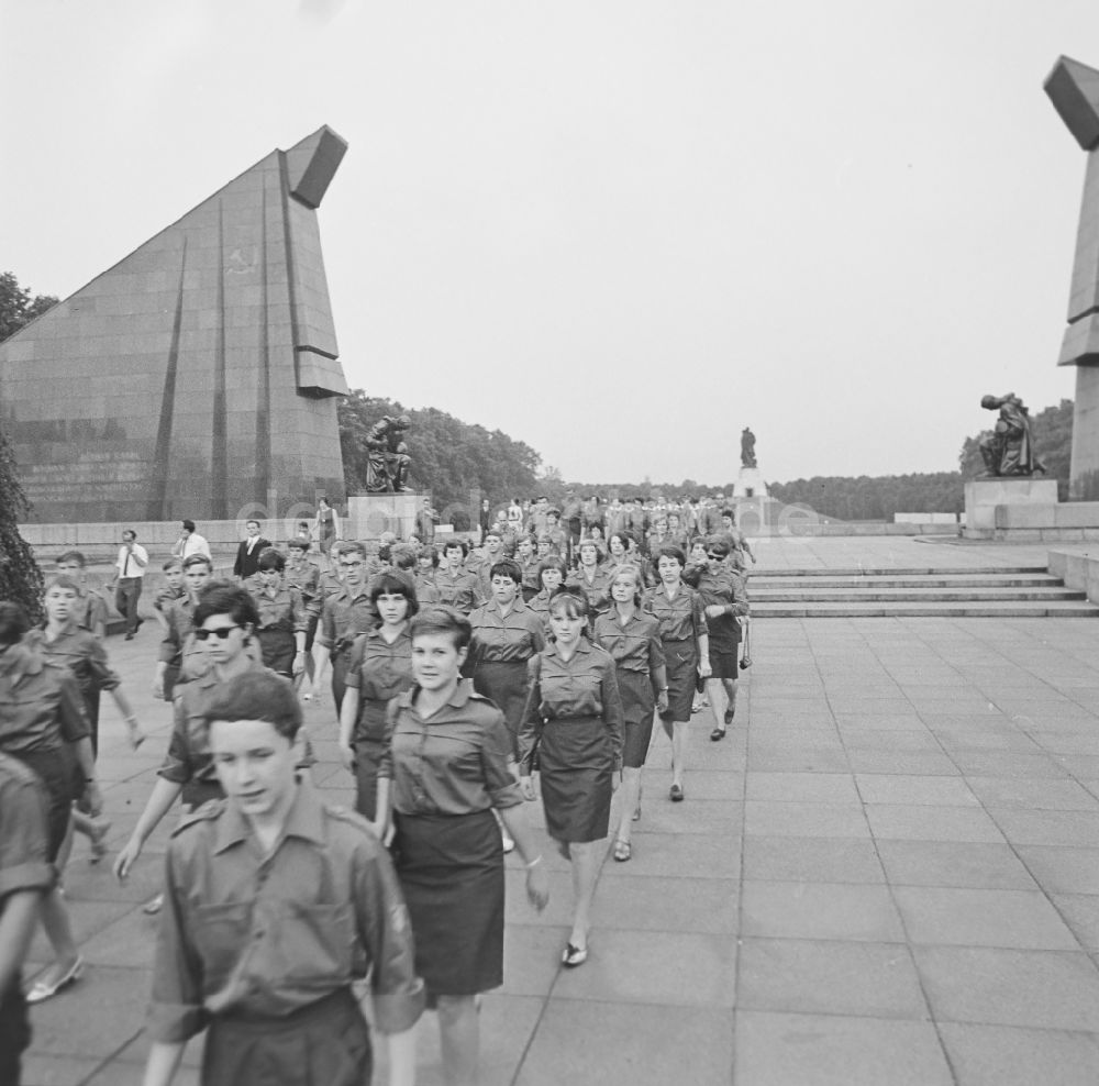 DDR-Fotoarchiv: Berlin - Pioniere und FDJler beim Appell vor dem Sowjetischen Ehrenmal Treptow in Berlin, der ehemaligen Hauptstadt der DDR, Deutsche Demokratische Republik