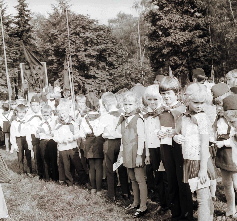 DDR-Fotoarchiv: Berlin - Pioniere der 1. Klasse erhalten feierlich ihr Blaues Halstuch in Berlin, der ehemaligen Hauptstadt der DDR, Deutsche Demokratische Republik