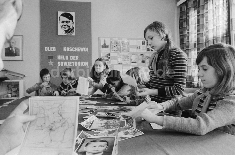 DDR-Fotoarchiv: Berlin - Pioniernachmittag an der 5. Polytechnische Oberschule „Oleg Koschewoi“ in Berlin, der ehemaligen Hauptstadt der DDR, Deutsche Demokratische Republik