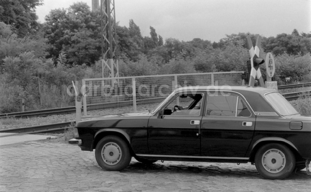 Wünsdorf: PKW - Kraftfahrzeug GAZ-24 Wolga sowjetischer Armeeangehöriger in Wünsdorf in Brandenburg in der DDR