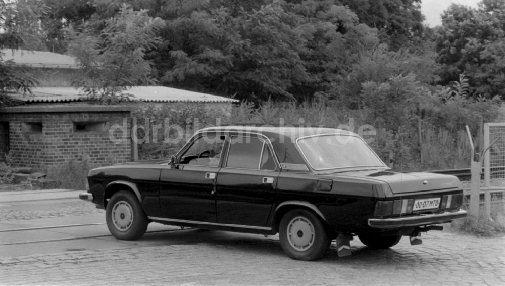 DDR-Fotoarchiv: Wünsdorf - PKW - Kraftfahrzeug GAZ-24 Wolga sowjetischer Armeeangehöriger in Wünsdorf im Bundesland Brandenburg auf dem Gebiet der ehemaligen DDR, Deutsche Demokratische Republik