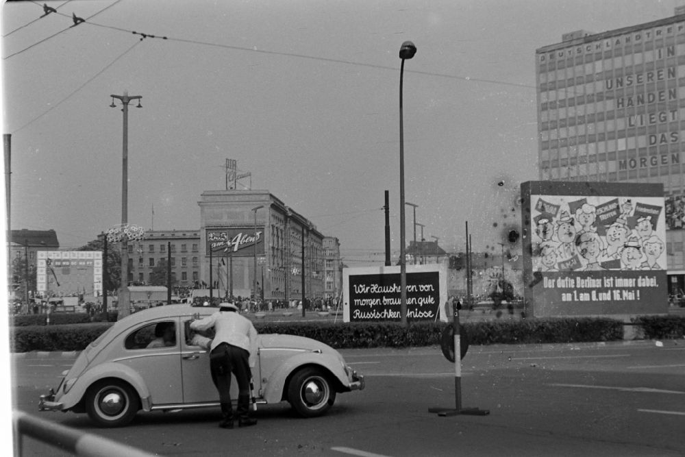 Berlin: PKW - Kraftfahrzeug VW Käfer ( Volkswagen ) am Alexanderplatz in Berlin in der DDR