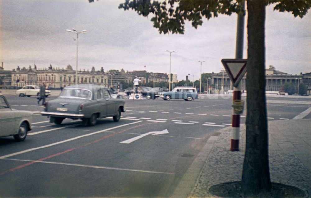 DDR-Fotoarchiv: Berlin - PKW - Kraftfahrzeug an der Kreuzung Breite Straße - Schloßplatz in Berlin in der DDR