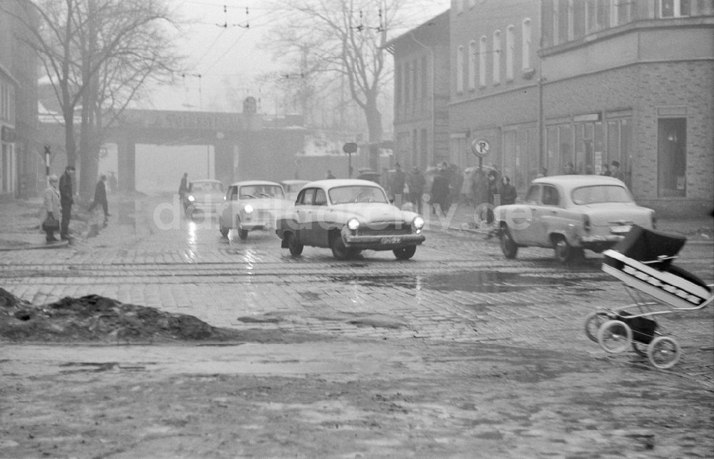 DDR-Fotoarchiv: Potsdam - PKW - Kraftfahrzeug auf einer Kreuzung im Ortsteil Babelsberg in Potsdam in der DDR