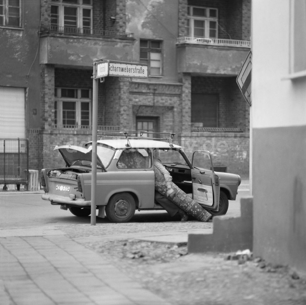 DDR-Bildarchiv: Berlin - PKW - Kraftfahrzeug Trabant 601 beim Beladen mit einer Teppichrolle im Ortsteil Friedrichshain in Berlin in der DDR