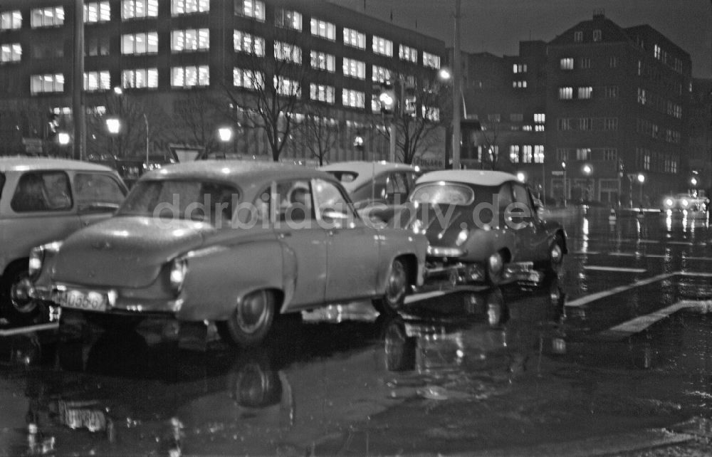 Berlin: PKW - Kraftfahrzeug Wartburg 311 nachts in Berlin in der DDR