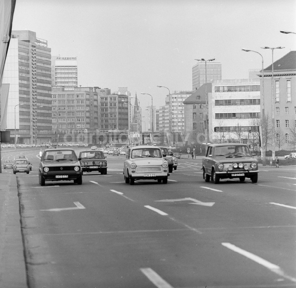 DDR-Bildarchiv: Berlin - PKW - Kraftfahrzeuge auf der Grunerstraße im Stadtzentrum in Berlin, der ehemaligen Hauptstadt der DDR, Deutsche Demokratische Republik