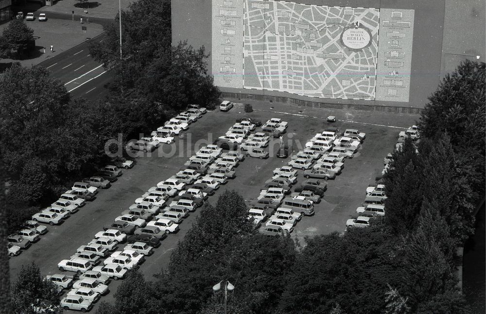 DDR-Fotoarchiv: Berlin - PKW - Parkplatz mit Automobilen an der Breite Straße in Berlin in der DDR