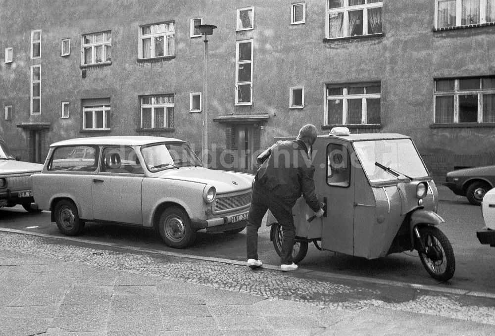 DDR-Bildarchiv: Berlin - PKW - Parkplatz mit einem Versehrtenfahrzeug - Krankenfahrzeug vom Typ DUO im Ortsteil Pankow in Berlin in der DDR