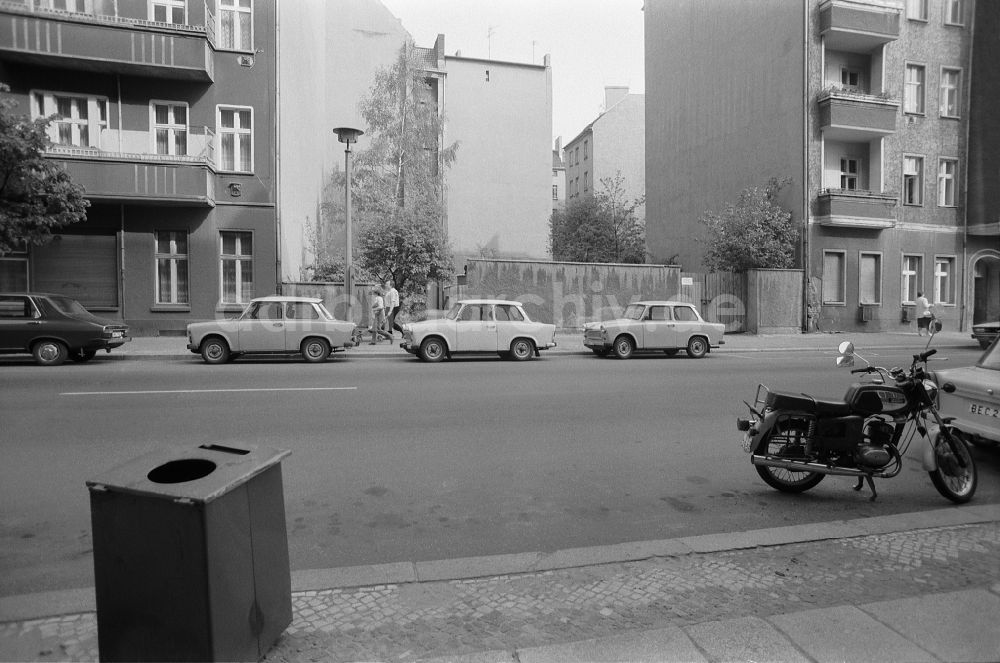 DDR-Fotoarchiv: Berlin - PKW - Parkplatz mit dem Marken Trabant im Ortsteil Friedrichshain in Berlin in der DDR
