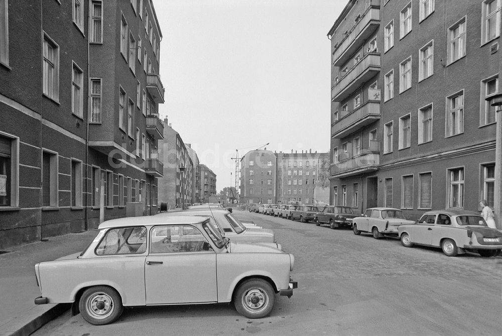 DDR-Fotoarchiv: Berlin - PKW - Parkplatz der Marken Trabant P601 prägen das Wohngebiet in Berlin in der DDR