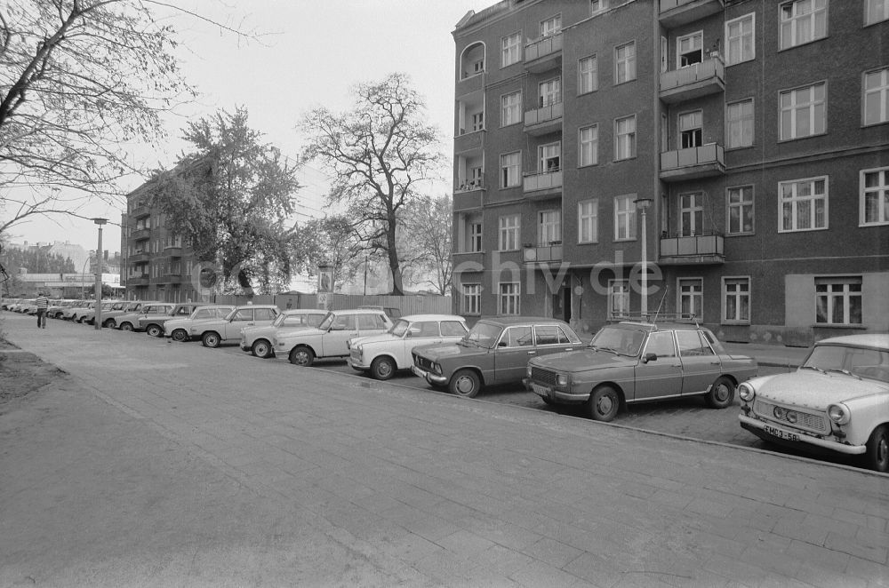 Berlin: PKW - Parkplatz mit dem Marken Trabant, Wartburg und Lada im Ortsteil Friedrichshain in Berlin in der DDR