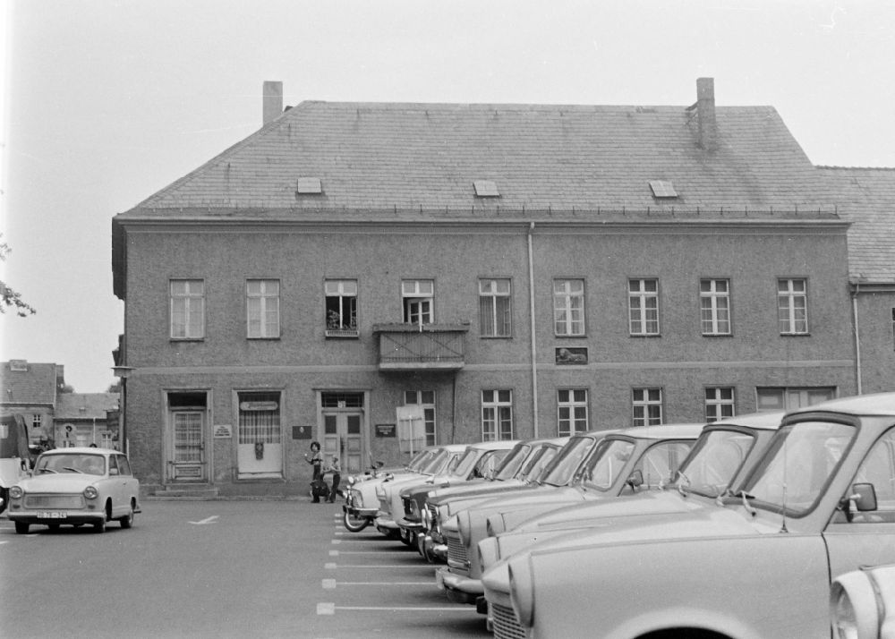 DDR-Fotoarchiv: Bernau - PKW - Parkplatz mit einer Reihe Trabant P 601 in Bernau in der DDR