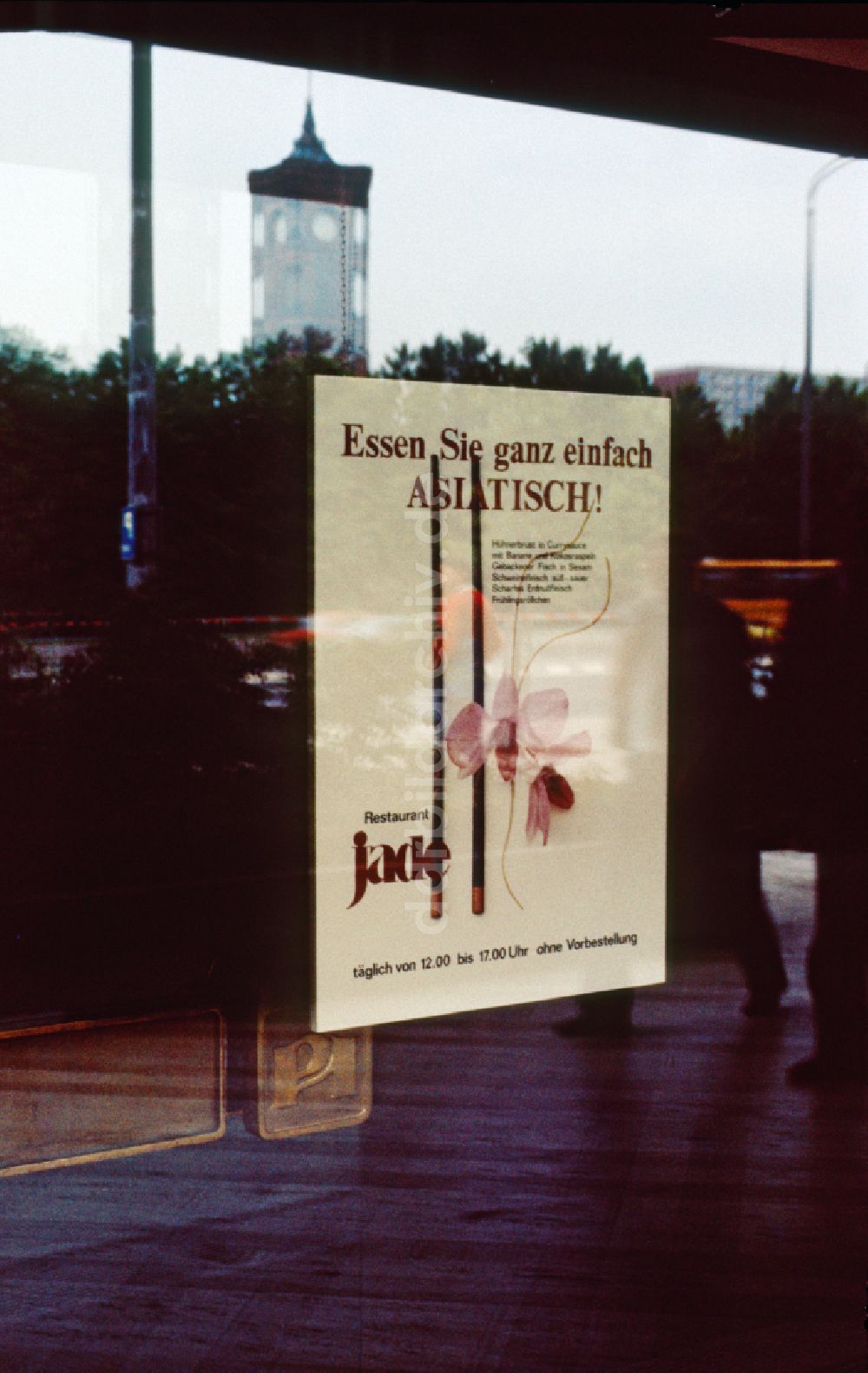 DDR-Bildarchiv: Berlin - Plakat in einem Fenster des Restaurant Jade im Palast der Republik in Ostberlin in der DDR