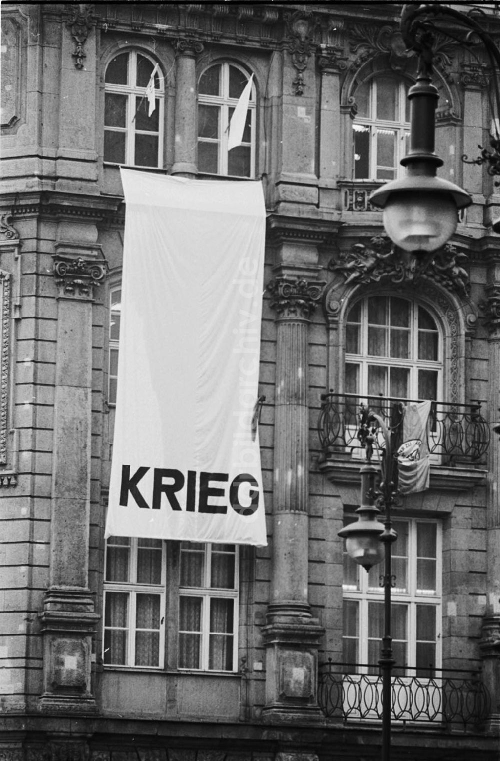 DDR-Fotoarchiv: Berlin - Plakat Haus der Demokratie Foto: Winkler Umschlagsnr.: 84