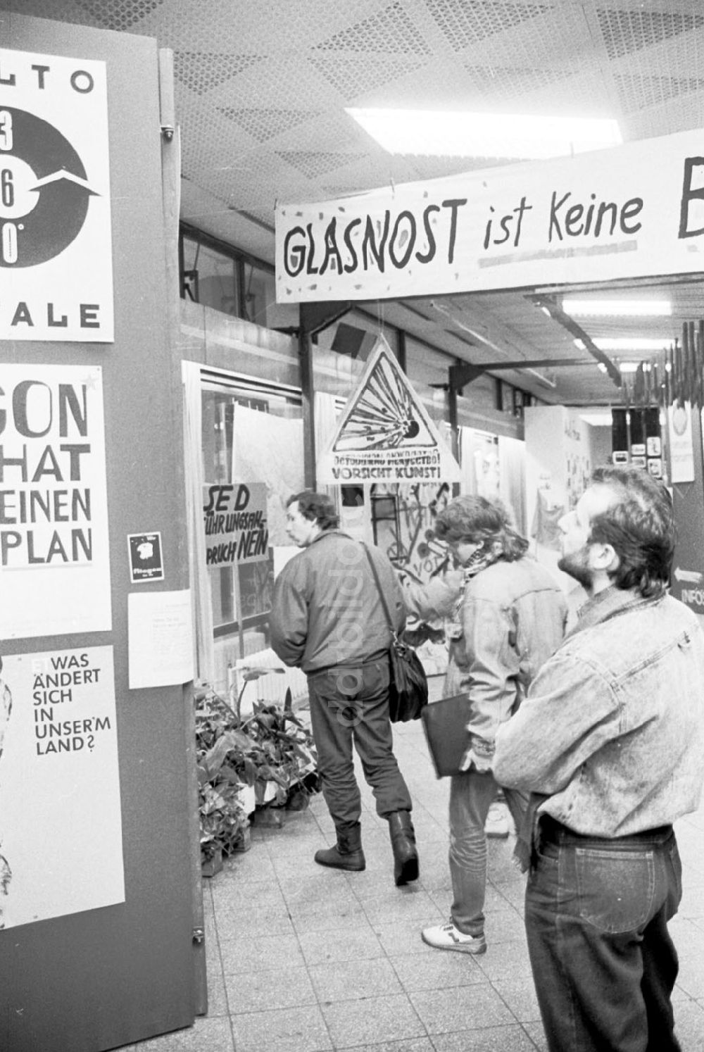 Berlin-Mitte: Plakatausstellung am Fernsehturm 14.12.89 Foto: Grahn Umschlagnummer: 1511