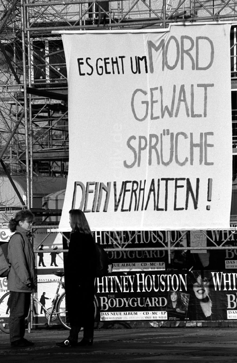 Berlin: Plakate gegen Gewalt auf dem Reuterplatz 17.12.92 Foto: ND/Lange Umschlagnummer: 1240