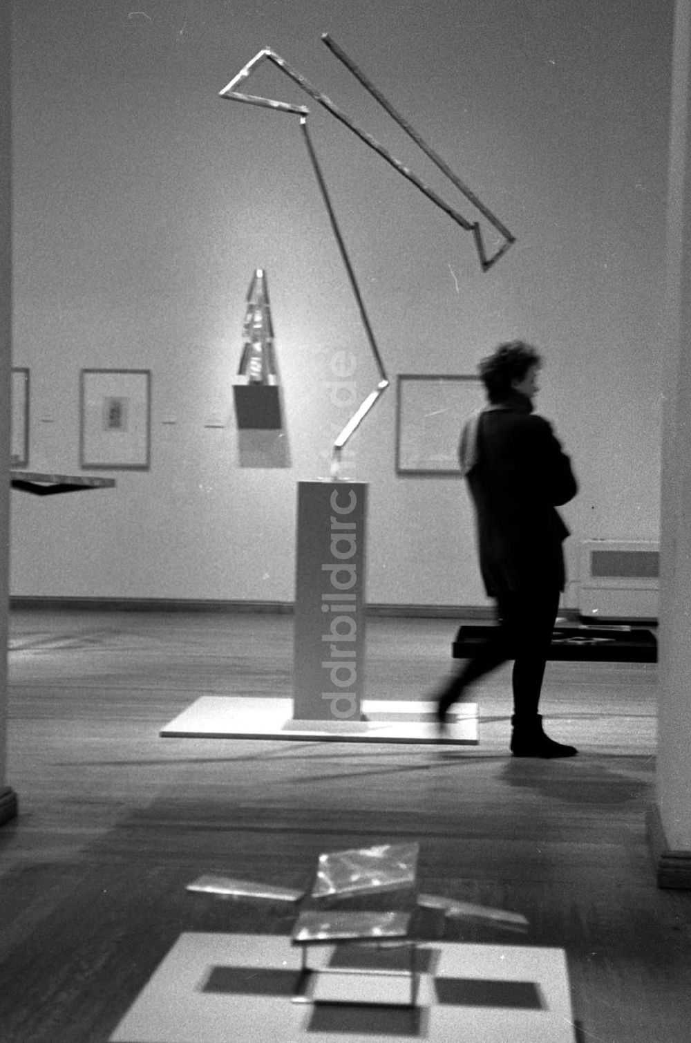 DDR-Fotoarchiv: Berlin - Plastik Rickeys-Ausstellung Bizarres und Bewegung 29.12.92 Foto: ND/Lange Umschlagnummer: 1252