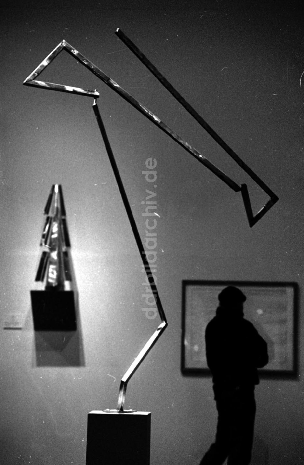 DDR-Bildarchiv: Berlin - Plastik Rickeys-Ausstellung Bizarres und Bewegung 29.12.92 Foto: ND/Lange Umschlagnummer: 1252