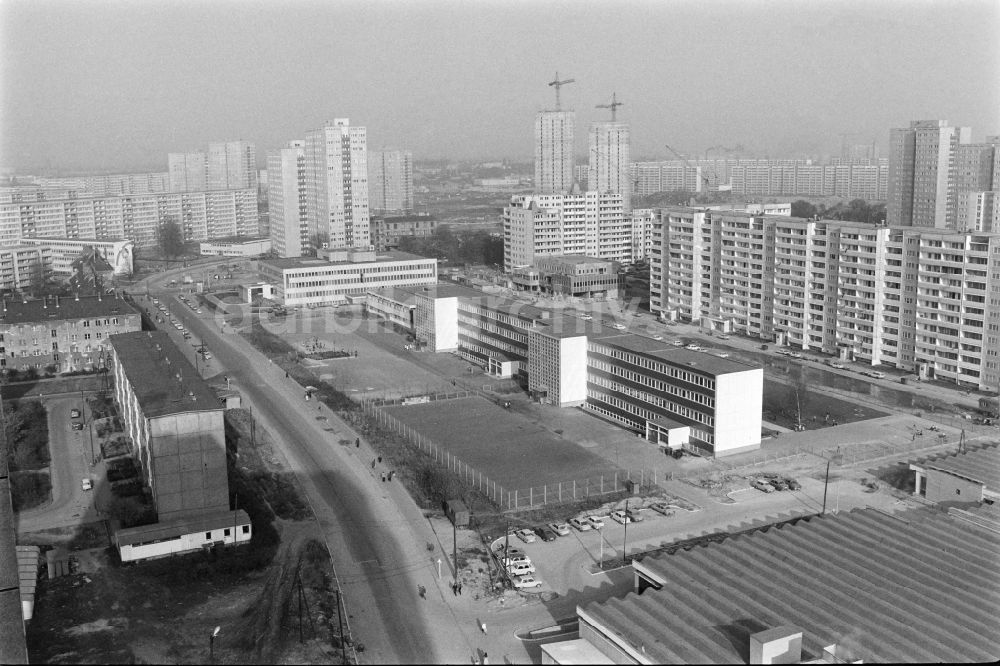 Berlin: Plattenbau- Wohnsiedlung in Berlin in der DDR