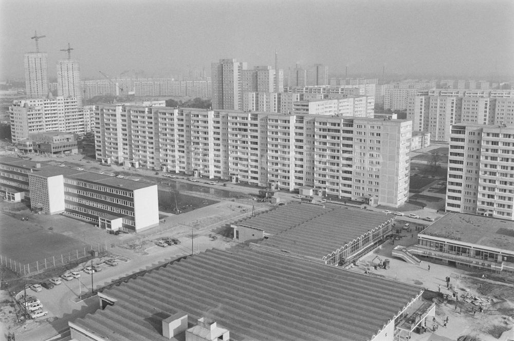 DDR-Bildarchiv: Berlin - Plattenbau- Wohnsiedlung in Berlin auf dem Gebiet der ehemaligen DDR, Deutsche Demokratische Republik