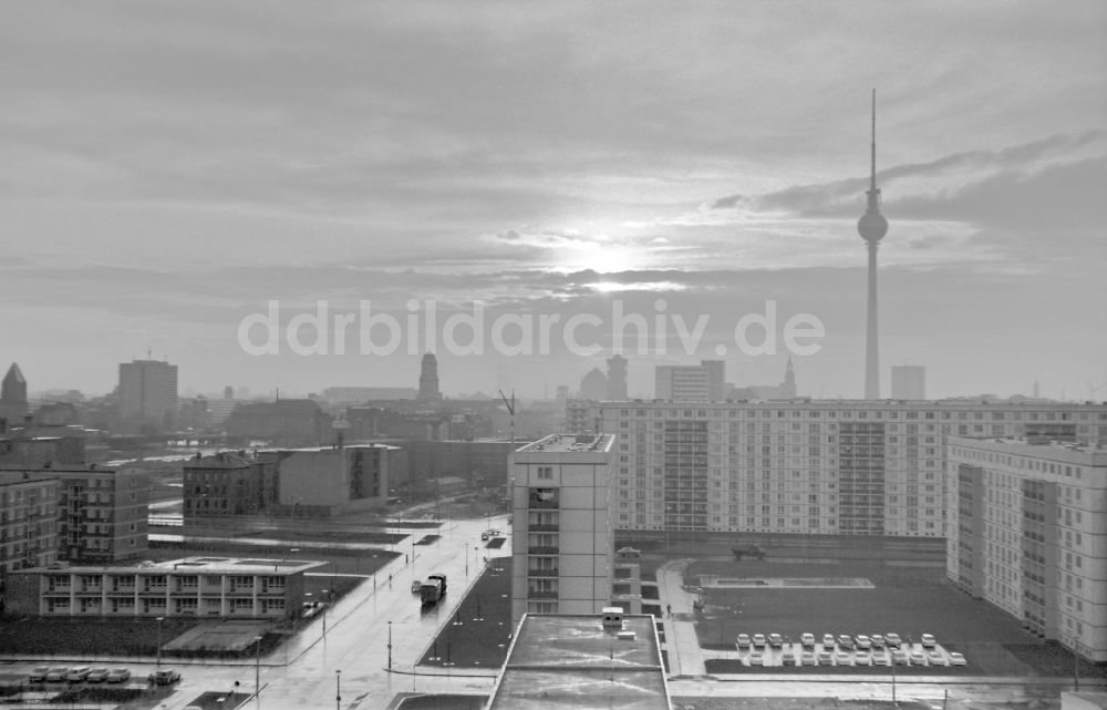 Berlin: Plattenbau- Wohnsiedlung in Berlin auf dem Gebiet der ehemaligen DDR, Deutsche Demokratische Republik