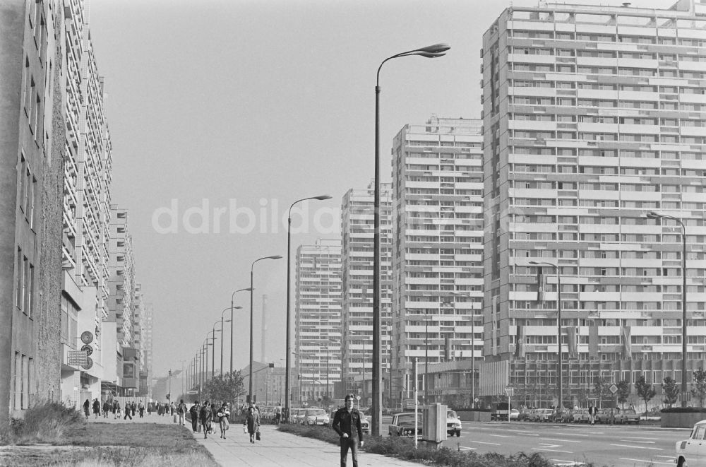 Berlin: Plattenbau- Wohnsiedlung an der Leipziger Straße in Berlin in der DDR