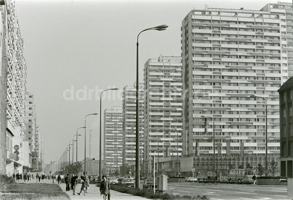 DDR-Bildarchiv: Berlin - Plattenbau- Wohnsiedlung an der Leipziger Straße in Berlin in der DDR