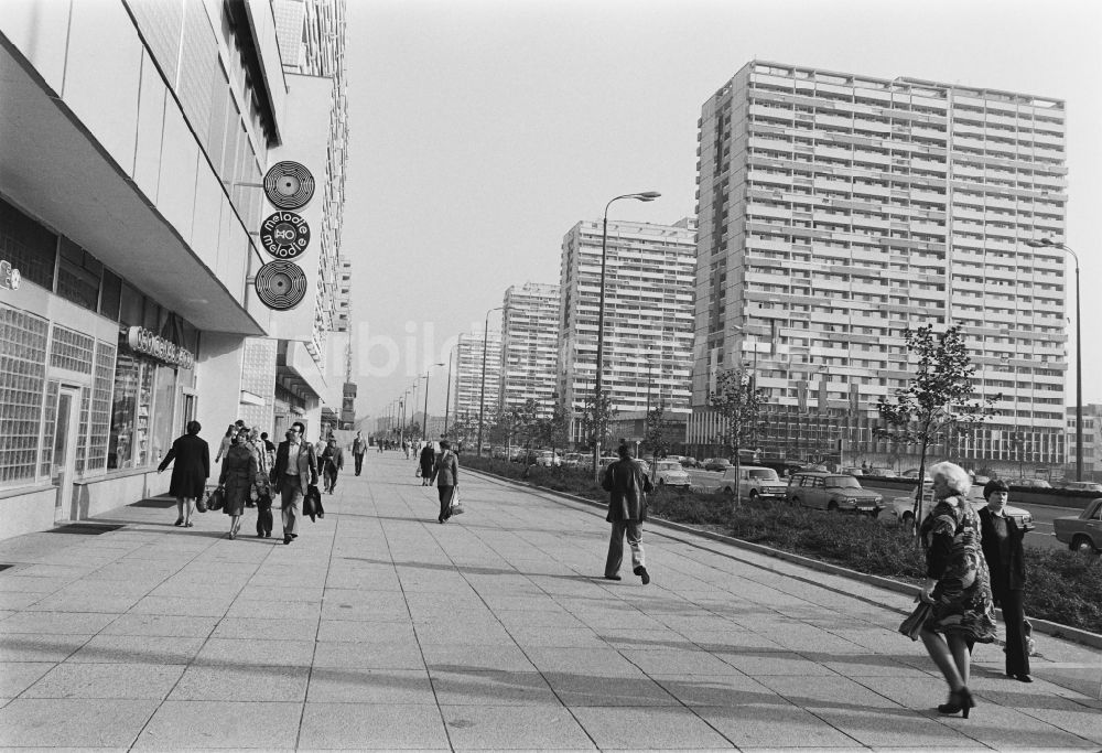 DDR-Bildarchiv: Berlin - Plattenbau- Wohnsiedlung an der Leipziger Straße in Berlin in der DDR