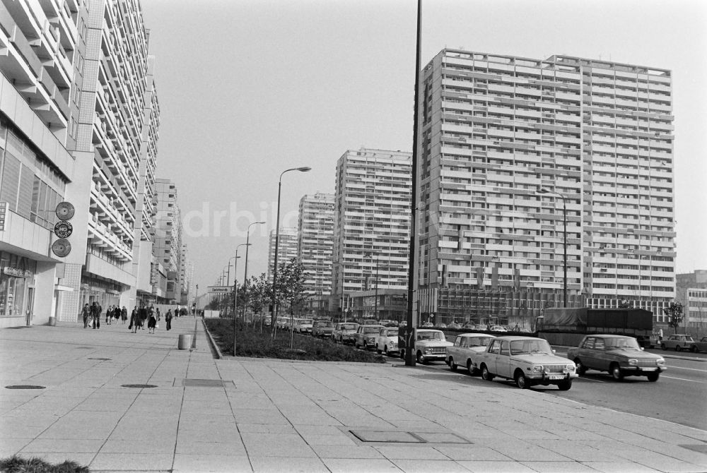DDR-Fotoarchiv: Berlin - Plattenbau- Wohnsiedlung an der Leipziger Straße in Berlin auf dem Gebiet der ehemaligen DDR, Deutsche Demokratische Republik