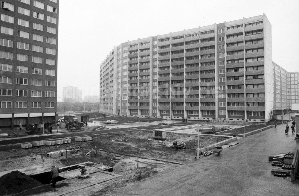 DDR-Bildarchiv: Berlin - Plattenbau- Wohnsiedlung am Weißenseer Weg (vormals Ho-Chi-Minh-Straße) in Berlin in der DDR