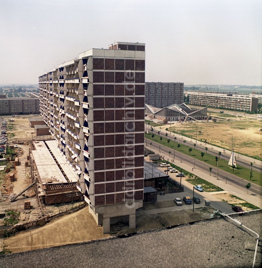 DDR-Fotoarchiv: Rostock - Plattenbauten in der Stockholmer Straße im Ortsteil Lütten Klein in Rostock in Mecklenburg-Vorpommern in der DDR